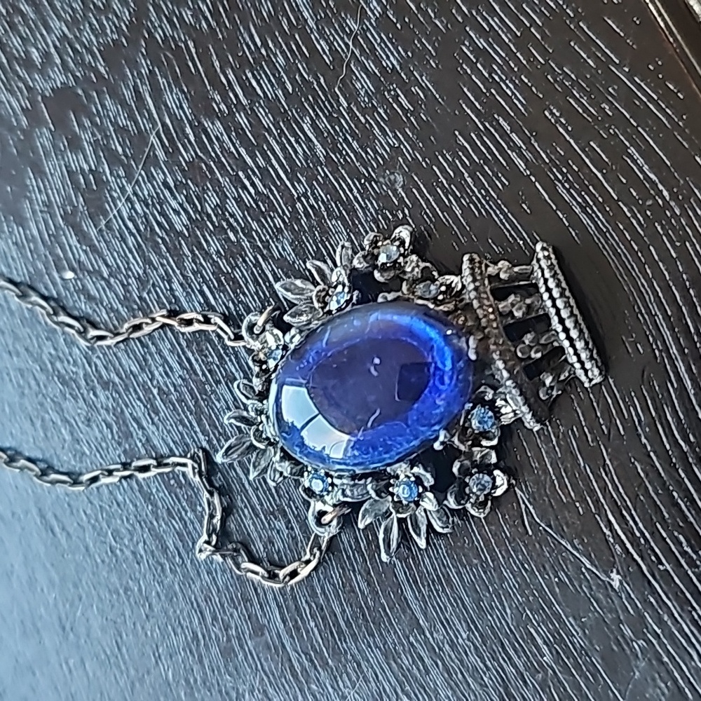 Gorgeous vintage choker/necklace with midnight blue stone Sapphire looking